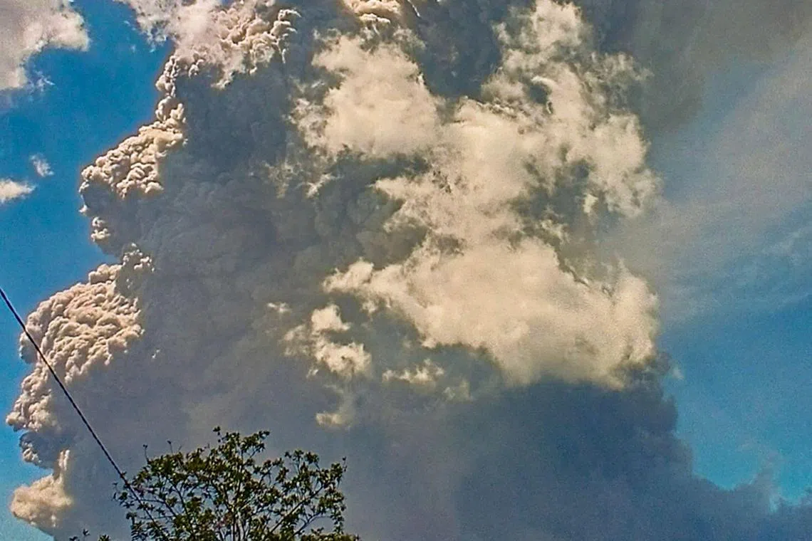 18 கிலோமீட்டர் உயரத்திற்குச் சாம்பலைக் கக்கிய பாலி எரிமலை