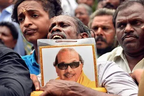 2018ஆம் ஆண்டு திமுக தலைவர் கலைஞர் கருணாநிதி காலமானார். 