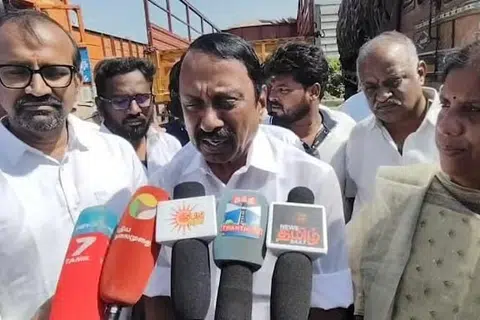 செங்குன்றம் நெல் மண்டியில் ஆய்வு நடத்தியபின்னர் அமைச்சர்கள் செங்கோட்டையன், வெங்கட்ரமணன் இருவரும் செய்தியாளர்களிடம் பேசினர்.