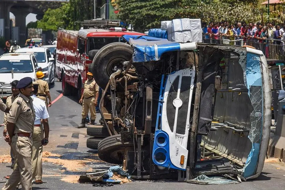 பேருந்தின் ஓட்டுநர் மதுபோதையில் இருந்ததாகக் காயமடைந்த பயணிகள் கூறினர்.