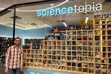 ‘சைன்ஸ்டோப்பியா’ (Sciencetopia) எனும் புதிய அறிவியல் புதிர் நூலகத்தை சிட்டி ஸ்குவேர் மால் கடைத்தொகுதியில் திறந்துள்ளார் வயிரவன் இராமநாதன்.