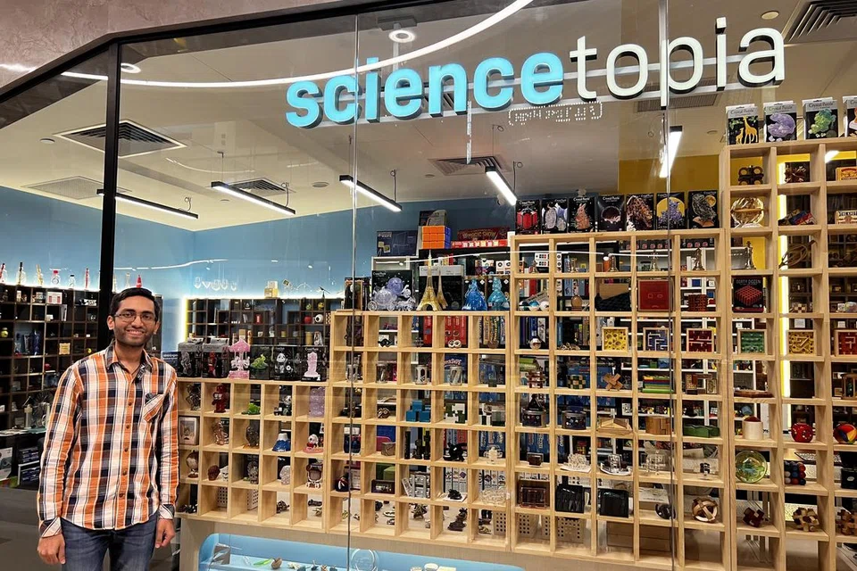 ‘சைன்ஸ்டோப்பியா’ (Sciencetopia) எனும் புதிய அறிவியல் புதிர் நூலகத்தை சிட்டி ஸ்குவேர் மால் கடைத்தொகுதியில் திறந்துள்ளார் வயிரவன் இராமநாதன்.