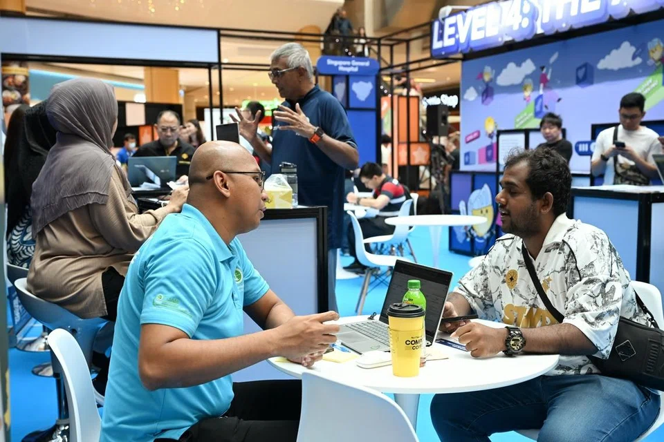 ‘கரியர் எக்ஸ்பி’ நிகழ்ச்சியில் வேலைவாய்ப்பு ஆலோசனையைப் பெறும் பங்கேற்பாளர்கள்.