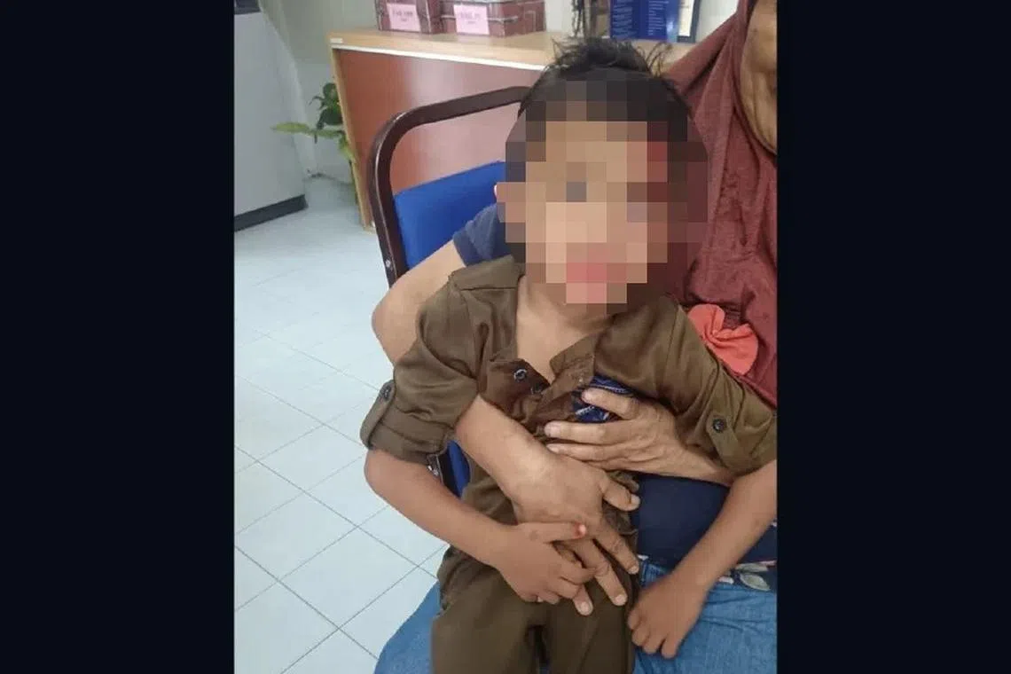 சன்னல் வழியாக மகன் விழுந்தது தெரியாமல் 2 கி.மீ. காரோட்டிச் சென்ற ஆடவர்