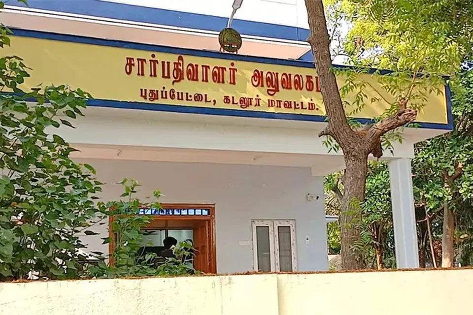 கடலூர் மாவட்டத்தின் புதுப்பேட்டையில் போலி ஆவணங்களுடன் கிரையப் பத்திரம் பதிவான சம்பவம் தொடர்பாகப் பத்திரப் பதிவாளர்மீது வழக்குத் தொடரப்பட்டுள்ளது.