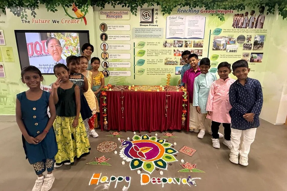 தொடக்கநிலை மாணவர்கள் தங்களின் பாரம்பரிய உடைகளை அணிந்து வந்து தீபாவளிக் கொண்டாட்டத்தைச் சிறப்பித்தனர்.