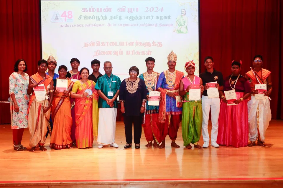 சிறப்பு விருந்தினருடன் குறுநாடகத்தில் பங்கேற்ற ராஃபிள்ஸ் கல்வி நிலைய மாணவர்களும் அதனை இயக்கிய ஆசிரியைகளும்.