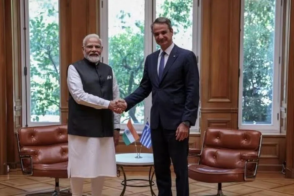 கிரேக்க நாட்டுப் பிரதமர் கிரியாகோஸ் மித்சோடாகிஸுடன் இந்தியப் பிரதமர் நரேந்திர மோடி.
