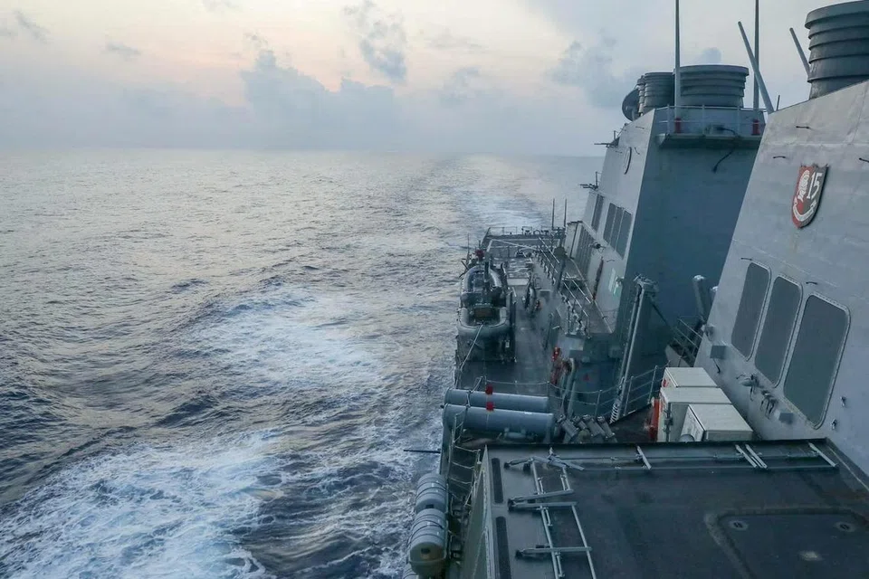 அமெரிக்கக் கடலோரக் காவற்படை கப்பல் தைவான் நீரிணையைக் கடந்துசென்றது. 