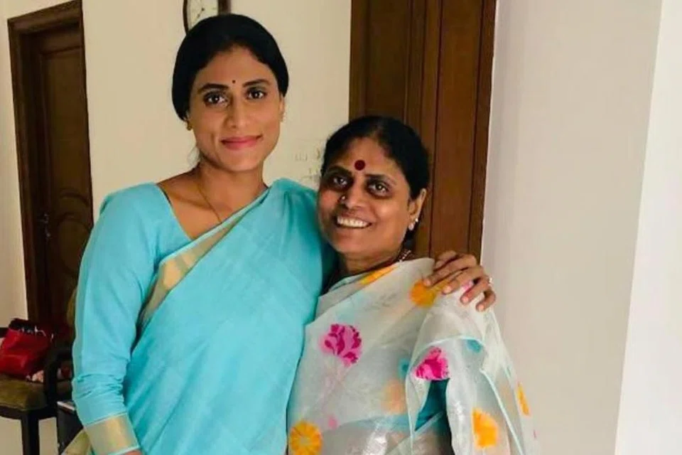 கடப்பா மக்களவைத் தொகுதியில் போட்டியிடும் மகள் ஷர்மிளாவுடன் அவரது தாயார் விஜயலெட்சுமி.