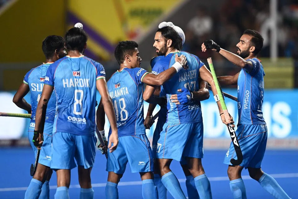 ஜப்பானுக்கு எதிரான அரையிறுதியாட்டத்தில் கோல் போட்ட பிறகு கொண்டாடும் இந்திய வீரர்கள்.