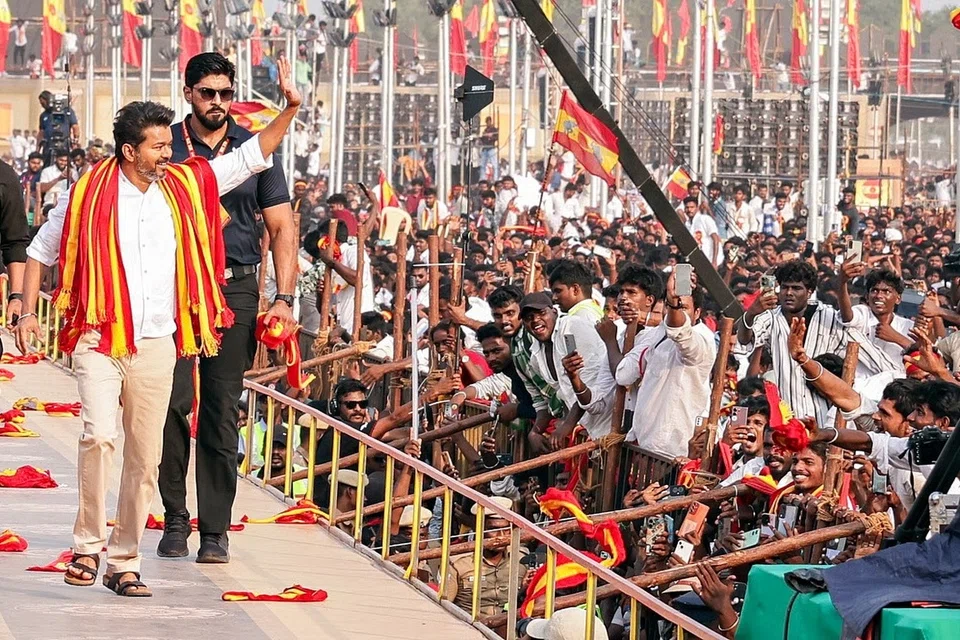 தமிழக வெற்றிக் கழகம் ஞாயிற்றுக்கிழமை (நவம்பர் 23) காலை 11 மணிக்கு காஞ்சிபுரத்தில் உள்ள ஒரு தனியார் கல்லூரியில் 2,000 பேர் மட்டுமே கலந்துகொள்ளும் கூட்டத்திற்கு ஏற்பாடு செய்துள்ளது.