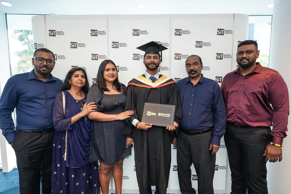 எஸ்ஐடியில் மின்னாற்றல் பொறியியல் படிப்பில் இவ்வாண்டு தலைசிறந்த மாணவரான பாலகணேஷ், 27, தன் குடும்பத்தினருடன். 