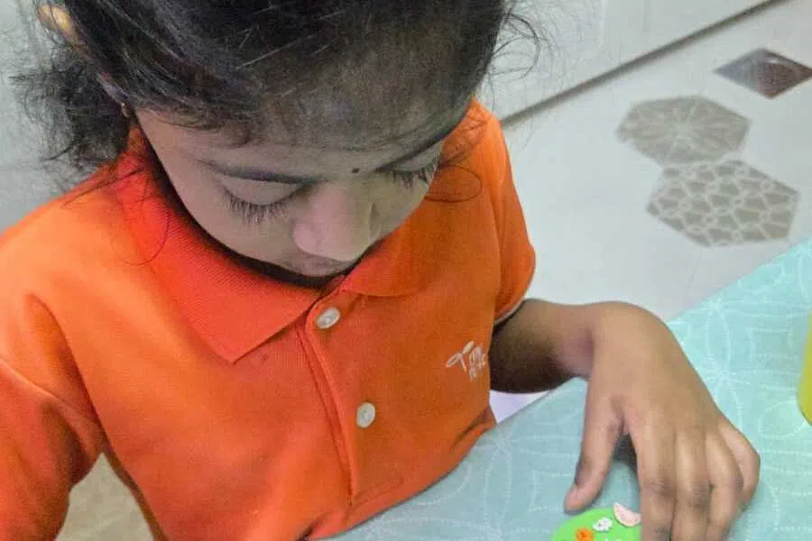 களிமண்ணால் வண்ணப் பொருள்கள் செய்கிறார்