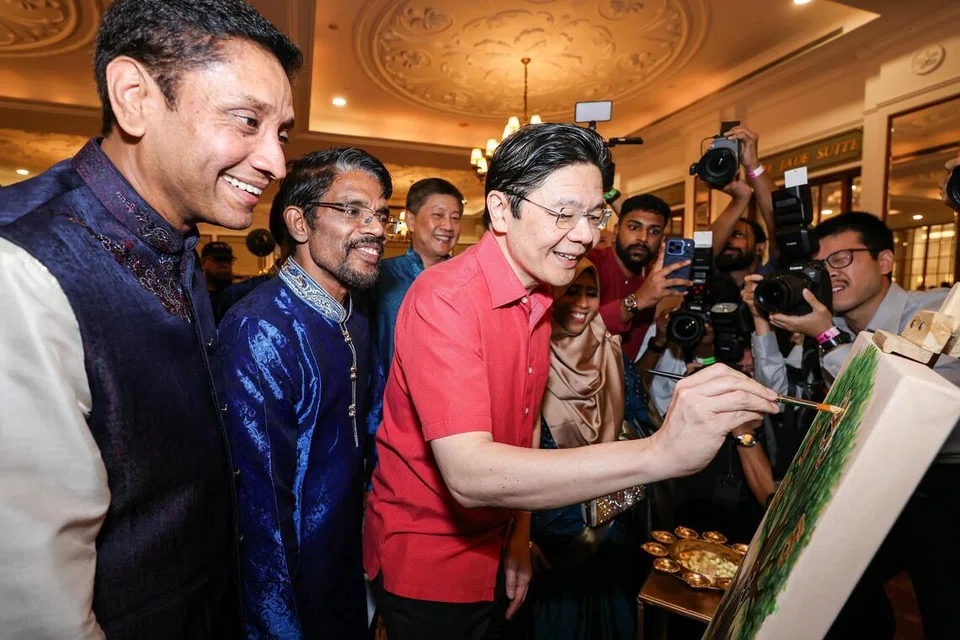 சிங்கப்பூர்த் தமிழாசிரியர் சங்கத்தின் 75ஆம் ஆண்டு நிறைவு விழாக் கொண்டாட்டத்தில்  கலந்துகொண்ட பிரதமர் லாரன்ஸ் வோங் (வலது), சங்கத்தின் தலைவர் தனபால் குமார் (நடுவில்), தமிழ் வளர்ச்சிக் குழுவின் தலைவர் தினேஷ் வாசு தாஸ் (இடது).