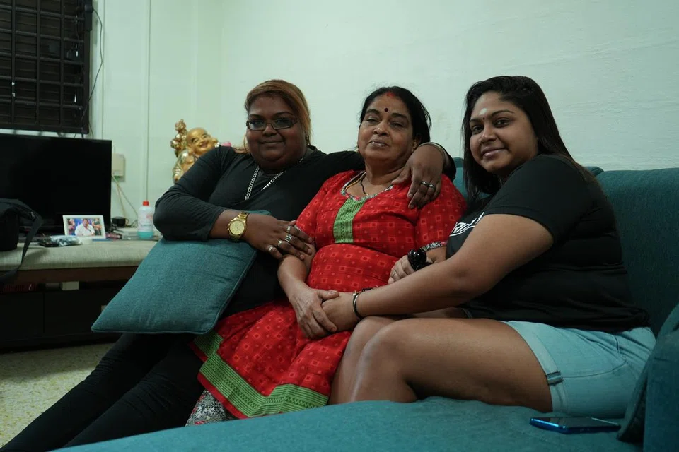 கடந்த எட்டு ஆண்டுகளாக குமாரி சந்திரலேகா (வலது), குமாரி துர்காதேவி (இடது) ஆகியரோடு தோசை கடையை நடத்திவருகிறார் திருமதி வசந்தி (நடு). 