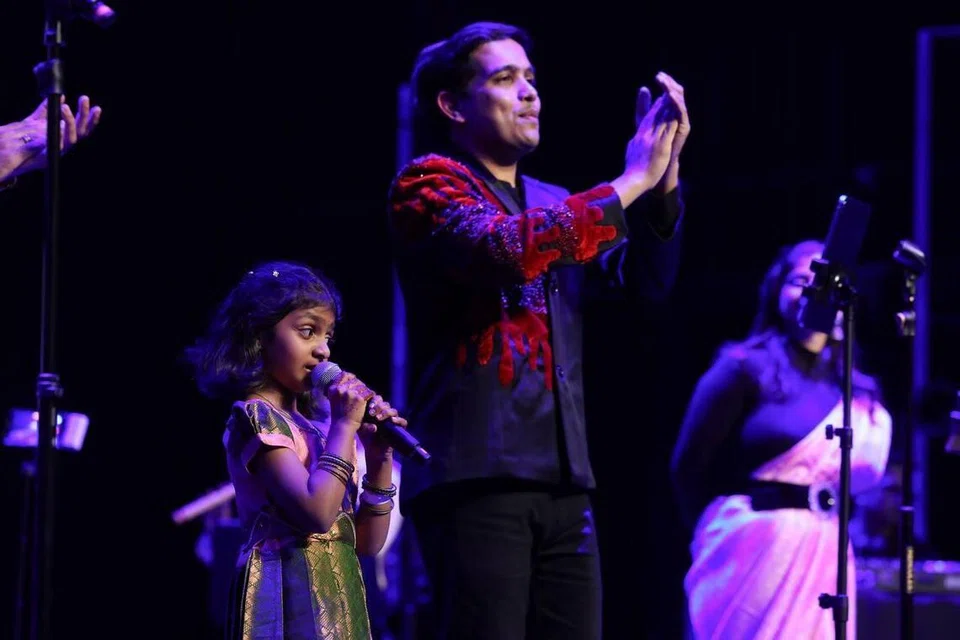 ‘ரீஇன்கார்னேஷன் திருவிழாவில்’ பாடி அசத்திய சுட்டிக் குரல், அக்‌ஷரா கௌஷிக்.