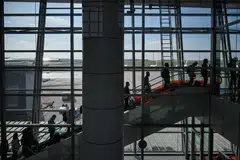 கோலாலம்பூர் அனைத்துலக விமான நிலையத்தின் இரண்டாம் முனையத்தில் தரையிறங்கிய பயணிகளுக்குக் குடிநுழைவு அனுமதி வழங்குவதற்காகக் கூடுதல் அதிகாரிகள் பணியமர்த்தப்பட்டுள்ளதாக அறியப்படுகிறது.