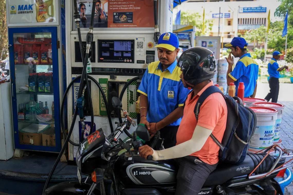 இந்தியா: பத்து நாள்களில் மூன்றாம் முறையாக எரிபொருள் விலை உயர்வு