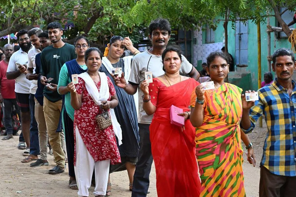 நீண்ட வரிசையில் நின்று மக்கள் வாக்களித்தனர்.
