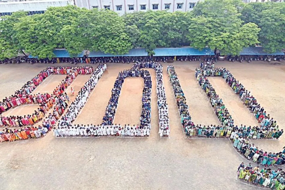 மத்திய அரசைக் கண்டித்து தமிழக ஆசிரியர்கள் வெள்ளிக்கிழமை முதல் போராட்டத்தில் ஈடுபட்டுள்ளனர்.