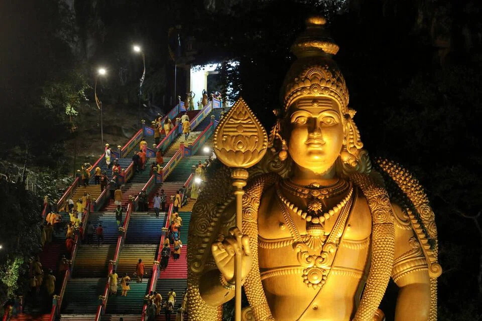 கோலாலம்பூரின் கேஎல் சென்ட்ரல் ரயில் நிலையத்திலிருந்து புறப்பட்டு, பத்துமலைக்கு அருகிலுள்ள கேடிஎம் நிலையத்திற்குச் செல்ல ஏறத்தாழ அரை மணி நேரம் தேவைப்படுகிறது. 