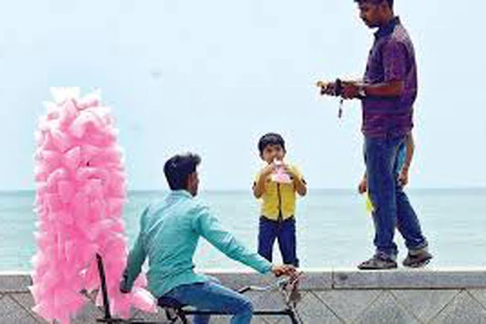 கடற்கரையில் விற்கப்படும் பஞ்சு மிட்டாய்.