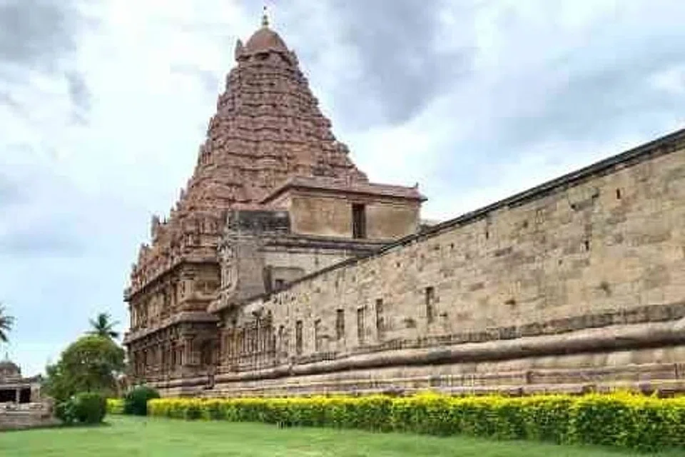 கங்கைகொண்டசோழபுரம் பிரகதீஸ்வரர் ஆலயத்தில் அபிஷேகத்திற்கு நீர் இல்லாததால் அபிஷேகம் நிறுத்தம் அர்ச்சகர் புகார் செய்ததை அடுத்து, ஆழ்துளைக் கிணற்றில் இருந்து சிங்கமுக கிணற்றில் நீரை நிரப்பும் பணி தீவிரம்.