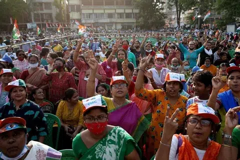 கட்சிப் பேரணி ஒன்றில் திரிணாமூல் காங்கிரஸ் தொண்டர்கள்.