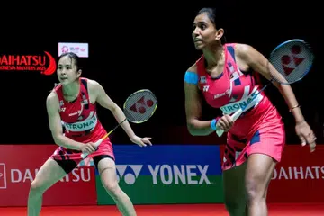 தாய்லாந்துப் பொது விருதுப் பூப்பந்துப் போட்டியின் அரையிறுதிச் சுற்று ஆட்டத்தில் ஜப்பானைத் தோற்கடித்த மலேசியாவின் பெர்லி டான்- தீனா முரளிதரன் ஜோடி.