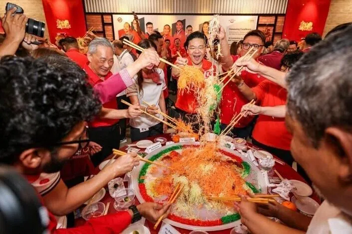 பொதுப் போக்குவரத்து ஊழியர்களுடன் சீனப் புத்தாண்டுக் கொண்டாட்டம் 