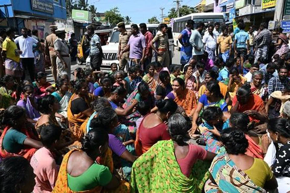 மீனவக் குடும்பத்தினர் ராமேசுவரத்தில் போராட்டம் நடத்தினர்.