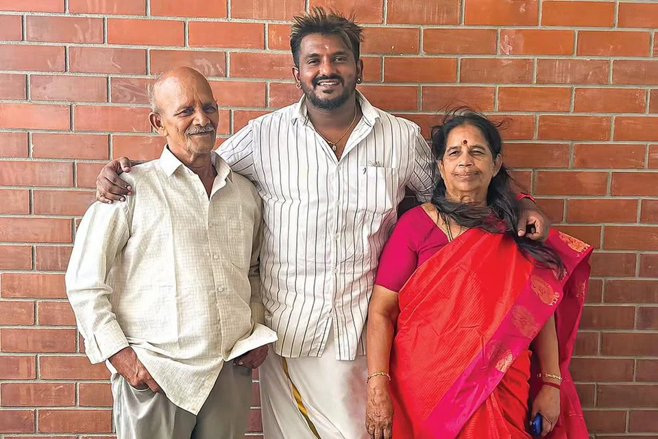பெற்றோருடன் அஸ்வத் மாரிமுத்து.