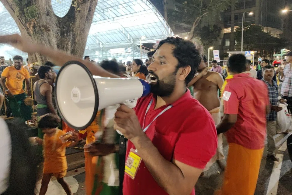 கூட்டத்தை கட்டுப்படுத்த அயராது அறிவிப்பு செய்த  அரவிந்தன் கிருஷ்ணன்.