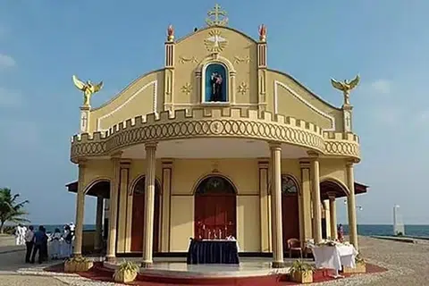 திருவிழாவில் தமிழகம், இலங்கையிலிருந்து ஆயிரக்கணக்கானோர் பங்கேற்பது வழக்கம். 