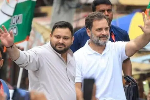 கூட்டணியின் முதல்வர் வேட்பாளராக லாலு பிரசாத்தின் மகனான தேஜஸ்வி யாதவ் (இடது) அறிவிக்கப்பட்டுள்ளார்.