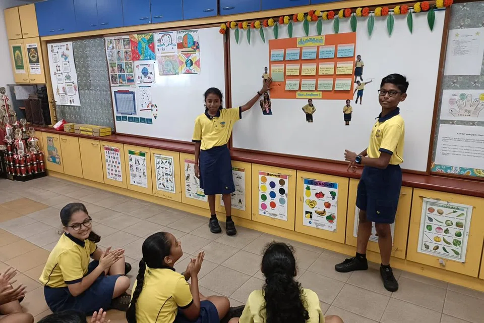 தமிழ் மாதங்களைப் பாடலாகப் பாடிய தொடக்கநிலை மூன்றில் பயிலும் மாணவர்கள்.