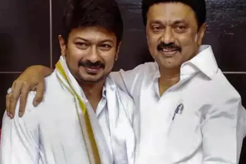 முதல்வர் மு.க.ஸ்டாலினுடன் மகனும் அமைச்சருமான  உதயநிதி ஸ்டாலின். 
