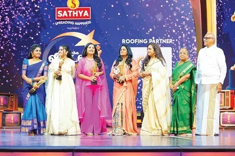 ‘சிறந்த மாமியார், மருமகள்’ பிரிவில் ‘பாண்டியன் ஸ்டோர்ஸ்’ தொடரில் மாமியாராக நடிக்கும் நிரோஷா, அவரது மருமகள்களான சரண்யா துராடி, ஹேமா, ஷாலினி ஆகியோருக்கு விழா வழங்கப்பட்டது.