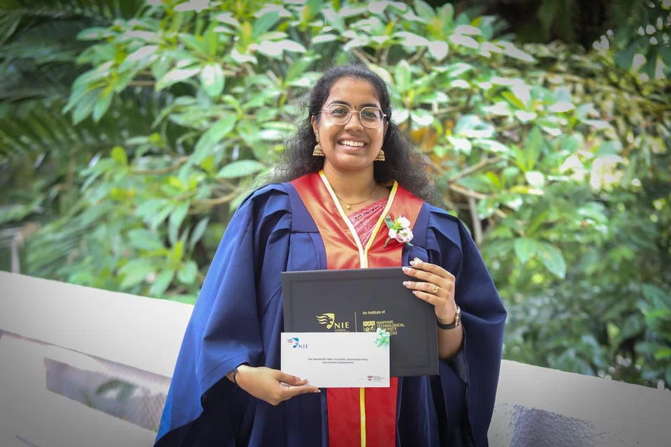 கல்விக்கான (தமிழ்) படிப்பில் பட்டயத்தைப் பெற்ற வள்ளியம்மை அடைக்கப்பன், 22.