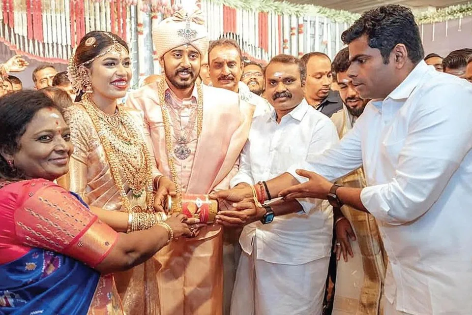 முன்னாள் அதிமுக அமைச்சர் எஸ் பி வேலுமணி இல்லத் திருமணத்தில் பாஜக கட்சியின் தமிழிசை செளந்தரராஜன், மத்திய அமைச்சர் எல் முருகன், தமிழகத் பாஜக தலைவர் அண்ணாமலை.