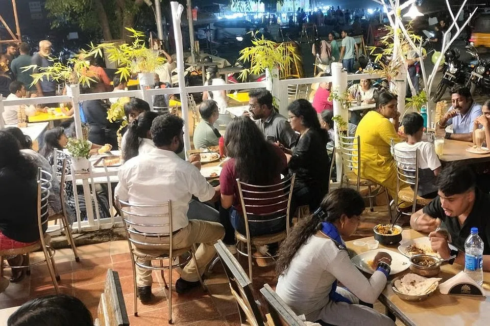 பெசன்ட் நகர் கடற்கரை உணவுத் திருவிழாவில் தமிழகத்தின் 38 மாவட்டங்களின் உணவு வகைகளுக்காக பல அரங்குகள் அமைக்கப்பட்டுள்ளன.