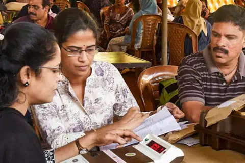 கேரள உள்ளாட்சித் தேர்தலில் பதிவான வாக்குகள் வாக்குப் பதிவு இயந்திரத்தில் சரிபார்க்கப்பட்டன.