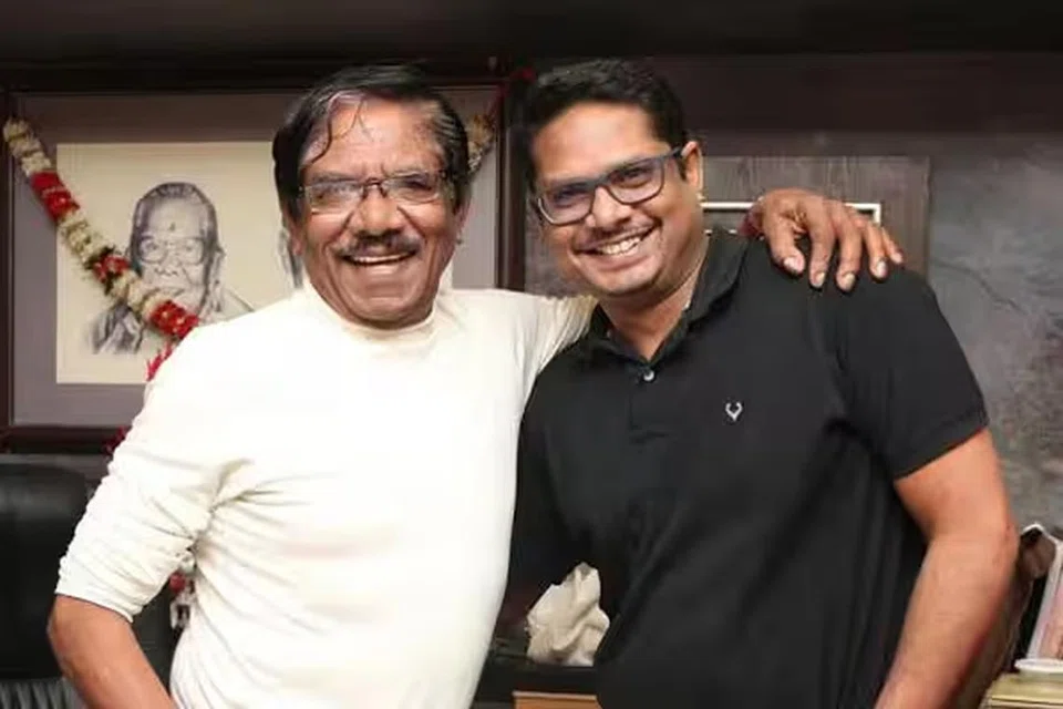 இயக்குநர் பாரதிராஜா, தன் மகன் மனோஜ் பாரதியுடன் அண்மையில் எடுக்கப்பட்ட படம்.