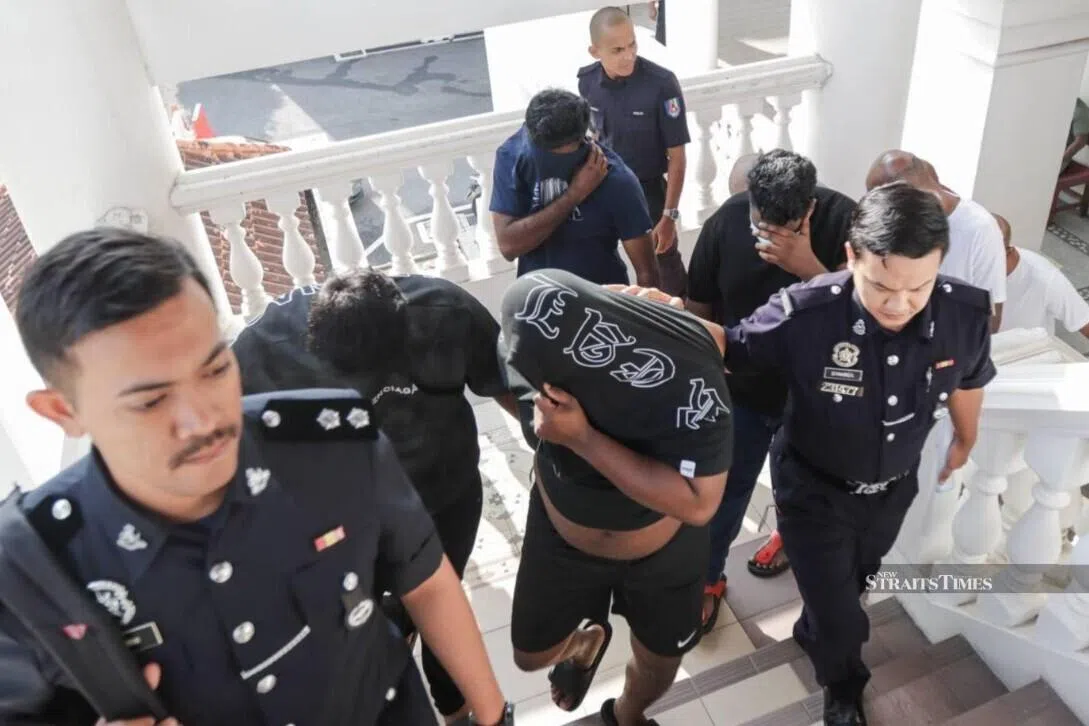 அரிவாளால் ஒருவரின் கையைத் துண்டாக்கிய நான்கு நண்பர்கள்