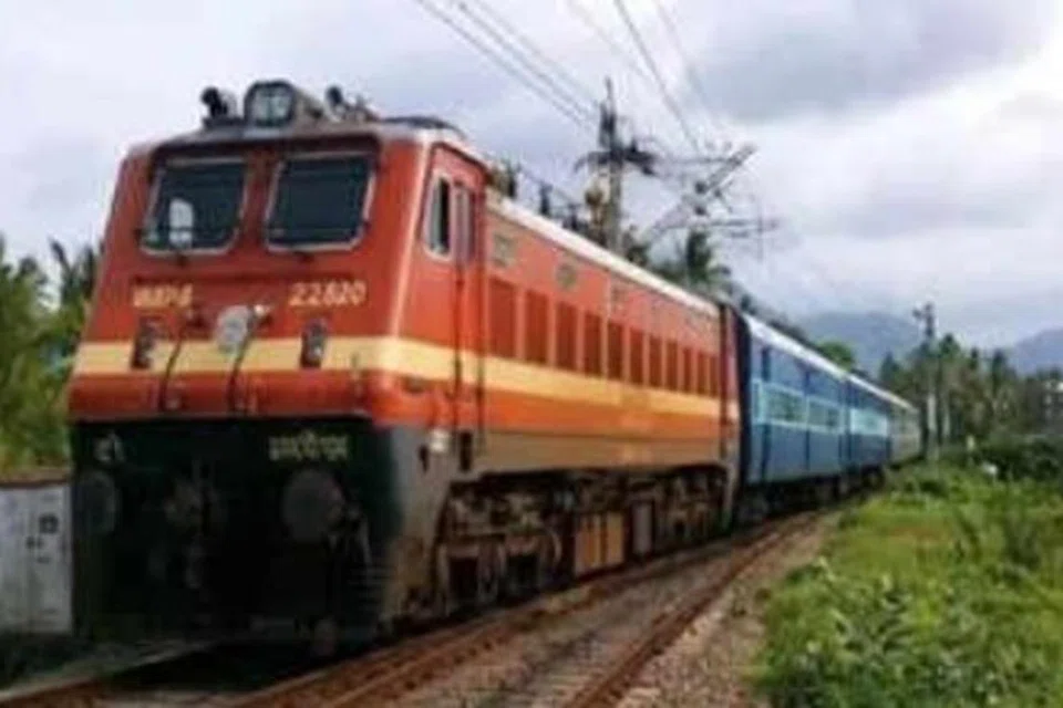 ரயில் மெதுவாகச் சென்றதால் பெண்ணின் உயிருக்கு ஆபத்து ஏற்படவில்லை.