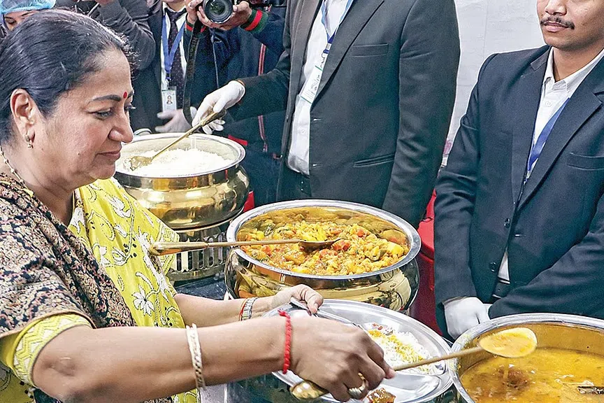 டெல்லியில் 100 அடல் உணவகம்: ரூ.5க்கு சாப்பாடு விற்பனை