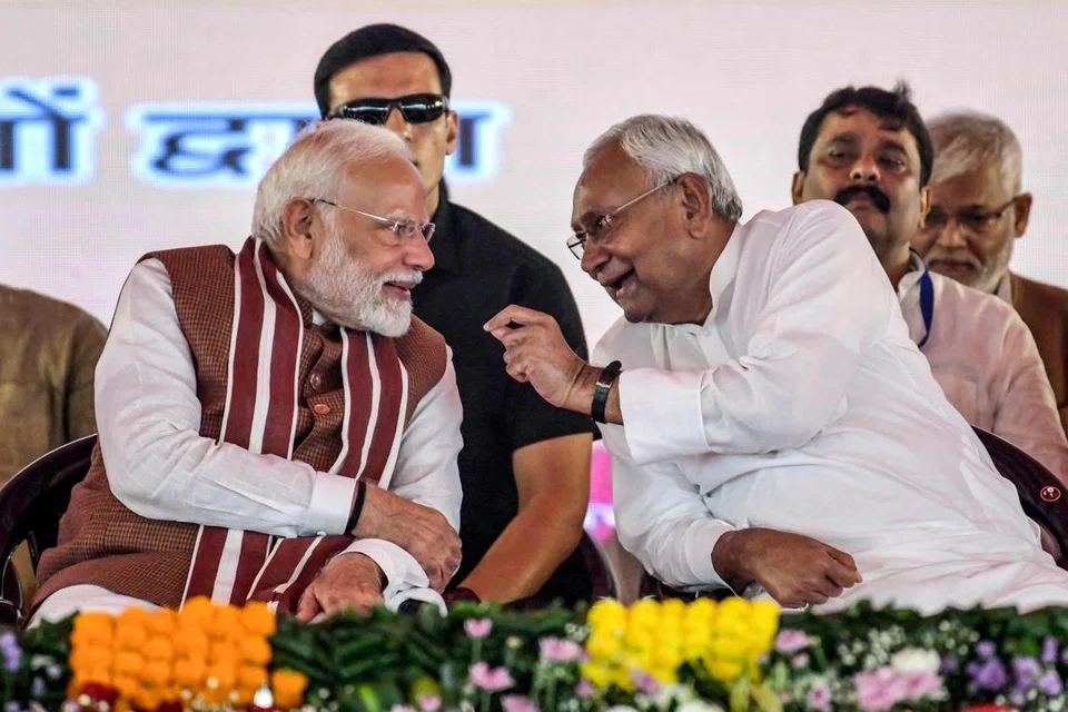 தர்பங்காவில் புதன்கிழமை பல முக்கிய உள்கட்டமைப்புத் திட்டங்களைத் தொடங்கிவைக்கும் நிகழ்ச்சியில் இந்தியப் பிரதமர் நரேந்திர மோடியுடன் பீகார் முதல்வர் நிதிஷ் குமார்.