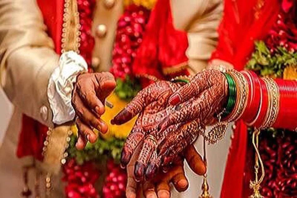 தனக்குத் துணையாக வரப்போகும் ஆண்கள் ஆண்டிற்கு ரூ.30 லட்சம் சம்பாதிக்கவேண்டும் என்றும் அரசாங்க வேலையில் இருப்பவர்களையே மணம்புரிய விரும்புவதாகவும் பெண்கள் கூறியுள்ளனர். படம்: இணையம்