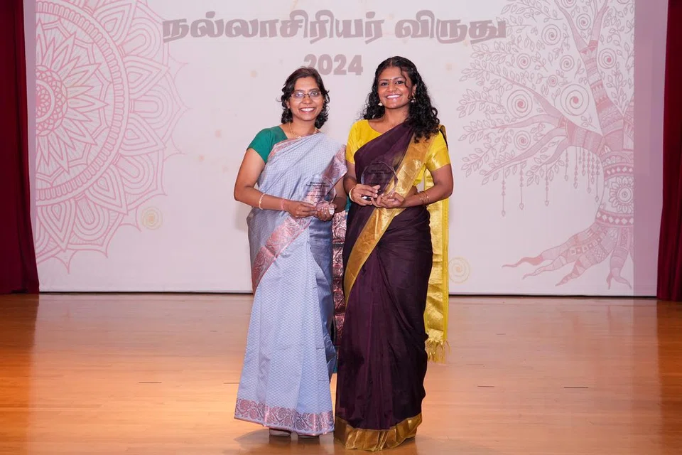 சிறந்த தேசிய கல்விக் கழக பயிற்சி ஆசிரியர் விருதுபெற்ற (இடமிருந்து) திருவாட்டி ஜெம்பு கிருஷ்ணமூர்த்தி நளினி, செல்வி பாவனா இராஜாராம்.